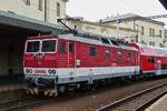 Lok 263 012-7 schiebt die Wende Zug Garnitur in den Bahnhof von Bratislava.
