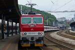 E-Lok 263 010-1 hängt am Ende des Sandwich Personenzuges im Bahnhof von Bratislava.