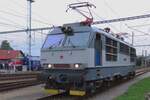 ES 499-0001 steht am 27 September 2025 in Benesov u Prahy und wird sich vor der abentlicher Sonderzug mit Retro-Wagen nach Praha hl.n. setzen.
