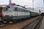 Sonderzug mit ES499 0001/350 001 steht am Abend von 27 September 2025 mit ein Retro-Rychlyk  in Benesov u Prahy abfahrtbereit für ein Rundfahrt nach Prag.