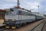 Am Nachmittag von 27 September 2025 steht ZSSK ES499 0001/350 001 mit ein Retrozug in Benesiv u Prahy abfahrtbereit nach Praha hl.n.