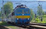 Leider mit Gegenlicht treft 362 020 am 23 Juni 2022 in Spisske Vlachy ein.