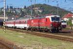 Noch mit Aufkleber für das Fernverkehr zieht ZSSK cargo 383 203 ein IC aus Bratislava hl.st.