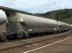 Drehgestell-Staubgutwagen (128 m�-Braunkahlenstaub) Uacns  (33 56 9327 015-9) der slowakischen Firma  Express Slovakai , hier am 30.04.2012 im Zugverbund bei der Durchfahrt im Bf.