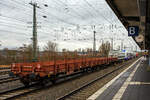 Vierachsiger Drehgestell-Flachwagen, mit Seiten- und Stirnwandklappen und mit Drehrungen, 31 56 3938 518-8 SK-CWAG, der Gattung Res, der slowakischen Vermietungsfirma Cargo Wagon a.s., am 14 Februar 2024 im Zugverband (SIEMENS Desiro HC Überführung) als Schlusswagen bei einer Zugdurchfahrt beim Hauptbahnhof Hamm (Westfalen).

Mit einer Ladelänge von 18,50 m dienen diese Wagen zur Beförderung von schweren Walzprofilen und von anderen sperrigen und schweren Gütern sowie Fahrzeugen und Schüttgütern. Der Wagen ist mit zwei Stirnwandklappen und mit 18 Seitenwandklappen ausgerüstet. Die Klappen sind in Stahlausführung hergestellt. Die Stirnwandklappen können mit Fahrzeugen bis zu einer Radkraft von 50 kN befahren werden.Vor den umlegbaren Stirnwänden sind je zwei absenkbare Rungen angeordnet. Der Wagen kann mit umgelegten Stirnwänden und abgesenkten Rungen gefahren werden. An jeder Längsseite hat der Wagen 8 Drehrungen, 8 versenkbaren Gleitrungen und insgesamt 18 absenkbare Verzurreinrichtungen im Fußboden. Mit heruntergeklappten Seitenwänden kann der Wagen nur mit Lademaßüberschreitung befördert werden. Der Fußboden besteht aus Kiefernbohlen mit den Abmessungen 48 x 180 mm. Er kann eine Radlast von 5,0 t aufnehmen. Ein Teil der Wagen ist mit einer vom Boden aus bedienbaren Feststellbremse ausgerüstet.

TECHNISCHE DATEN:
Spurweite: 1.435 mm (Normalspur)
Gattung/Bauart: Res
Anzahl der Achsen: 4 in 2 Drehgestellen
Länge über Puffer: 19.900 mm
Drehzapfenabstand:  14.860 mm
Achsabstand in den Drehgestellen: 1.800 mm
Eigengewicht: 23.500 kg
Ladelänge: 18.500 mm
Ladefläche: 49,5 m²
Höhe Fußboden: 1.236 mm
Maximale Ladegewicht: 56,5 t (Streckenklasse C)
Höchstgeschwindigkeit: 100 km/h (beladen) / 120 km/h (leer)
Kleinster befahrbarer Gleisbogenhalbmesser: R 35 m
Feststellbremse: ja
Bauart der Bremse: DK – GP  SZ 12
Bremssohle: IB 116
Intern. Verwendungsfähigkeit:  RIV