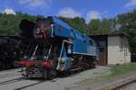 Papousek 477 043 steht am 12 Juni 2022 ins Eisenbahnmuseum von Luzna u Rakovnika.