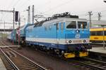 Etwas besonderes:CD 362 023 schleppt ein Gleiskran durch Ostrava-Svinov am 4 Mai 2016.