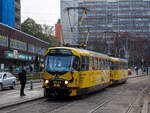 Straßenbahn Prag, die beiden ČKD Tatra T3R.P Triebwagen DPP 8544 gekuppelt mit dem DPP 8545 erreichen am 23.11.2022 als Linie 26 die Station Olšanské náměstí.
