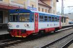 Farbenfroher 810 263 steht am 26 September 2025 in Benesov u Prahy. Auch in Tschechische Republik bekommen die Fahrzeuge mehr und merh die provinziale Farben.