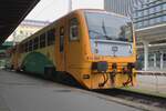CD 814 090 steht am 26 September 2025 in Praha-Masarykova. Wer die Atmosphär das alten Bahnhofs fotografieren will, soll rasch sein, weil der Bahnhof komplett umgebaut wird, wie Mann in Hintergrund sehen kann.