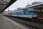 Am verregneten 25 September 2025 steht CD 854 027 als RB nach Kladno in Praha hl.n., weil wegen Bauarbeiten Praha-Masarykovo (der normaler Abfahrtbahnhof) zeitweise nicht brauchbar war.