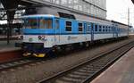 CD Triebwagen 854 017 steht am feuchtem 25.September 2025 in Praha hl.n. mit ein Zug nach Kladno.