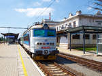 Die 242 250-9 (CZ - ČD 91 54 7 242 250-9), eine reine Wechselstrom E-Lok der tschechischen Česk� dr�hy (ČD), steht am 01.07.2015 mit einem Personenzug im Bahnhof Mari�nsk� L�zně (Marienbad).

Die ČD Baureihe 242 (�koda 73E), ehemals ČSD-Baureihe S 499.02 bzw. ab 1988 Baureihe 242, ist eine elektrische Lokomotive der einstigen Tschechoslowakischen Staatsbahn ČSD f�r das mit 25 kV 50 Hz Wechselstrom elektrifizierte Streckennetz im S�den und Westen der ehemaligen Tschechoslowakei. Sie wurden aus der ČSD S 499.0 entwickelt, von der sie sich vor allem durch einen anderen Lokkasten unterscheidet. W�hrend die S 499.0 einen Lok-Kasten aus glasfaserverst�rktem Kunststoff haben, wurde bei der �koda 73E (S 499.02) der herk�mmlich gefertigte Lokomotivkasten, wie er auch f�r die Gleichstromlokomotiven verwendet wurde, angewandt. Lediglich das f�r die K�hlung des Transformators und die Hochspannungssteuerung n�tige L�fterband wurde anstelle der gro�en Seitenfenster verwendet. Als weitere �nderung haben die Lokomotiven einen Hilfsfahrschalter und eine Einrichtung zur Reduzierung der Achsentlastung bei Zuganfahrten und Fahrten auf Steigungsstrecken. Daf�r erhielten die Lokomotiven spezielle Deichselstangen zwischen den Drehgestellen und eine spezielle Steuerung des Stromrichters. Wie bei der S 499.0 wurde die Lokomotive mit 32 Fahrstufen gesteuert. Lokomotiven dieses Typs wurden auch an die Bulgarische Staatsbahn BD� geliefert.

Von den Lokomotiven der Reihe S 499.02 wurden insgesamt 86 Maschinen bei der ČSD in Dienst gestellt. Mit der am 30. November 1981 ausgelieferten S 499.0286 endete bei �koda die Fertigung der elektrischen Lokomotiven der sogenannten Ersten Generation. Die Lokomotiven sind sowohl vor G�terz�gen als auch vor Schnellz�gen anzutreffen. 1988 wurden die Lokomotiven in die Baureihe 242 umgezeichnet. S�mtliche Lokomotiven gelangten nach 1993 zu den Tschechischen Bahnen ČD und sind dort noch im Einsatz.

TECHNISCHE DATEN:
Herstellertyp: �koda 73E
Baujahre: 1975–1981
Spurweite: 1.435 mm (Normalspur)
Achsformel:  Bo'Bo'
L�nge �ber Puffer: 16.440 mm
Drehzapfenabstand: 7.800 mm
Achsabstand im Drehgestell: 2.800 mm
Dienstgewicht:  86,0 t
Radsatzfahrmasse:  21,5 t
H�chstgeschwindigkeit:  120 km/h
Stundenleistung:  3.200 kW
Dauerleistung:  3.080 kW
Anfahrzugkraft: 240 kN
Stromsystem:  25 kV 50 Hz Wechselstrom
Anzahl der Fahrmotoren:  4
Antrieb: �koda Hohlwellenantrieb
