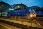 Die ČD E499 2006 alias ČD 151 006 (CZ- ČD 91 54 7 151 006-4), ex ČD 150 006, ex ČSD E 499.2006, steht am frühen Morgen des 24.11.2022, mit einem IC/ EC, im Prager Hauptbahnhof (Praha hlavní nádraží) zur Abfahrt bereit. Die 3 kV-Gleichstromlokomotive trägt eine schöne Werbelackierung Jedeme v tom spolu! (deutsch etwa: Machen wir es gemeinsam!).