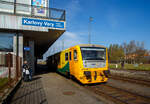 Der „Regionova“ 814 045-1/ 914 045-0 (CZ ČD 95 54 5 814 045-1/ CZ ČD 95 54 5 914 045-0), ein Dieseltriebwagen mit Niederflurbereich der tschechischen České dráhy (ČD), steht am 21 April 2023 in Karlovy Vary dolní nádraží (Karlsbad unterer Bahnhof), als Os 17106 nach Johanngeorgenstadt (Sachsen) via Karlovy Vary, Nejdek und Potucky, zur Abfahrt breit. Aber noch sind die Türen verschlossen.

Die Fahrzeuge der ČD-Baureihe 814/914 entstanden im Rahmen eines Rekonstruktionsprogrammes (2005 bis 2012) aus den Fahrzeugen der ČD-Baureihe 810,ex ČSD M 152.0   Chcípák   (Brotbüchse). Von den ČD werden sie als „Regionova“ vermarktet. Die Achsfolge 1'A' + 1'1 (jeweils zweiachsiger Trieb- und Steuerwage) merkt man als Fahrgast sehr.

Technische Merkmale:
Wesentliche Veränderungen gegenüber der Ursprungsbauart sind eine neue, leistungsfähigere Antriebsanlage mit dem Dieselmotor TEDOM M1.2C ML 640SE (ehemals LIAZ), welcher unter dem Wagenboden untergebracht ist. Es handelt sich um einen Viertakt-Reihen-6-Zylinder-Dieselmotor  mit Turbolader und Ladeluftkühler. Jeder Zylinder hat zwei Einlass- und zwei Auslassventile und eine Einspritzdüse. Die Kraftstoffeinspritzung erfolgt direkt; es wird von einer elektronisch gesteuerten Einspritzpumpe bereitgestellt. Die Ventile werden von einer einzigen Nockenwelle angetrieben. Der Ventiltrieb ist vom Typ OHV (überhängende Ventile). Die Abgase werden durch das Auspuffrohr auf das Dach des Fahrzeuges geleitet. Der Verbrennungsmotor erfüllt die EURO II-Emissionsgrenzwerte. Die Motorkühlung wird wie Wasser gehandhabt – die Kühlung des Motorkreislaufs und des Getriebes erfolgt über einen Aluminiumkühler der Firma AKG. Der Kühlerlüfter wird hydrostatisch angetrieben. Die Schmierung des Verbrennungsmotors erfolgt durch unter Druck stehendes Öl. 

Die Kraftübertragung vom Dieselmotor erfolgt über ein hydromechanisches Getriebe VOITH DIWA 864.3E auf die Achse. Zudem wurde eine bequemere Innenausstattung mit behindertengerechter Toilette, bessere Arbeitsbedingungen für den Lokführer, bessere Fahreigenschaften und geringere Umweltauswirkungen der Antriebsanlage erreicht. Die Regionova sind nach wie vor mit Schraubenkupplung ausgerüstet und somit mit anderen Fahrzeugen freizügig kuppelbar.

Im Steuerwagen, der zwischen den Radsätzen einen Niederflurbereich auf etwa 50 % der Wagenlänge aufweist, befinden sich das Traglastenabteil, eine Auffahrrampe für Rollstühle, die Toilette und 34 Sitzplätze. Der Einstieg liegt in diesem Bereich in Wagenmitte. Der Triebwagen, in normaler Bodenhöhe aufgebaut, besitzt Fahrgastabteile mit 50 Sitzplätzen. Die Antriebsanlage liegt wie bei der Ursprungsbauart unter dem Wagenboden, auch die Lage der Einstiege wurde bei den Triebwagen nicht verändert.

Neben der Baureihe 814.0 wurden ab 2007auch Fahrzeuge  zur dreiteiligen (Trio) Baureihe 814.2 umgebaut. Eine solche Einheit besteht dann aus zwei Motorwagen und einem Mittelwagen. Die dreiteiligen Züge bieten 135Sitzplätze anstatt bei den zweiteiligen Wagen 84. 

TECHNISCHE DATEN der BR 814.0/914.0 (zweiteilig / Duo):
Hersteller: BR 810 Vagónka Studénka  (heute Škoda Vagonka a.s.) 
Umbau: Pars Nova a.s. in Šumperk (heute auch Škoda)
Spurweite: 1.435 mm (Normalspur)
Achsfolge: 1'A' + 1'1
Länge über Puffer: 28.440 mm
Leergewicht: 39.6 t
Radsatzfahrmasse: 9,75 t
Motorentyp: 1x TEDOM M1.2C ML 640SE (ehemals LIAZ)
Motorhubraum: 11.946 Liter (Bohrung 130 mm / Hub 150 mm)
Installierte Leistung: 242 kW bei 1.950 U/min
Getriebe: Voith Diwa 864.3E
Leistungsübertragung: hydromechanisch
Anfahrzugkraft: 54 kN
Höchstgeschwindigkeit: 90 km/h
Sitzplätze: 84
Stehplätze: 105
Fußbodenhöhe: 570 mm (Niederflurteil)