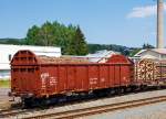 Offener Drehgestell-G�terwagen mit vier Rads�tzen 31 RIV 80 D-ČDC 5931 097-5, der Gattung Ealos-t 058, der ČD Cargo, f�r Rundholz, abgestellt am 01.07.2015 beim Bahnhof Mari�nsk� L�zně
