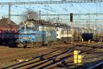 Am Sylvester 2016 zieht CDC 230 095 ein LokoTrain-Kesselwagenzug durch Bratislava hl.st.