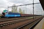 Am tr�ben 4 Mai 2016 steht 122 006 mit ein Kohlezug in Ostrava-Svinov.