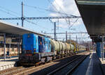 Die 742 300-7 (CZ- ČDC 92 54 2 742 300-7) der ČD Cargo, ex ČSD T 466.2300, f�hrt am 19 April 2023, mit einem gemischten G�terzug, sowie am Zugschluss noch die beiden