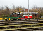 Der tschechische Schwerlastkleinwagen mit Kran MUV 69.2 -577 (CZ-SZCZ 99 54 9628 023-2) der S�DC - Spr�va �elezničn� dopravn� cesty (deutsch: Verwaltung der Eisenbahn-Verkehrswege) steht, mit