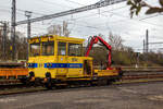 Der tschechische Schwerlastkleinwagen mit Kran MUV 74.2 032 (99 54 9628 845-4 CZ-SŽCZ) der Správa železnic ist am 18.04.2023 beim (oberen) Bahnhof Karlovy Vary (Karlsbad) abgestellt. Das staatliche tschechische Eisenbahninfrastrukturunternehmen hieß bis Januar 2020 SŽDC - Správa železniční dopravní cesty (deutsch: Verwaltung der Eisenbahn-Verkehrswege) und wurde Správa železnic (SŽCZ) unbenannt.

Der CZ LOKO MUV 74.2 ist die Typenbezeichnung eines Schwerlastkleinwagens die bei tschechischen Eisenbahnen als Gleisarbeitsfahrzeug mit Plattform und hydraulischen Kran weit verbreitet sind. Das Gleisarbeitsfahrzeug wurde 2015  CZ LOKO a.s. in Česká Třebová (Trübau) unter der Fabriknummer 15-0773 auf einen Rahmen/Fahrgestell eines MUV 69 mit unbekannter Nummer neu aufgebaut. 

Das Fahrzeug besitzt eine kleine Ladefläche, einen FASSI F85 Hydraulikkran und eine orange Rundumleuchte.

TECHNISCHE DATEN:
Hersteller: CZ LOKO
Baujahr: 2015
Spurweite: 1.435 mm (Normalspur)
Achsformel:  Bo
Länge über Puffer: 7.730 mm
Achsabstand: 4.200 mm
Eigengewicht: 12.400 kg
Nutzlast: 5.500 kg
Zur Mitfahrt zugel. Personen: 6
Dieselmotor: wassergekühlter Vierzylinder-Viertakt- Reihenmotor mit Direkteinspritzung, Turboaufladung und Ladeluftkühler (TTA)
Motorleistung: 129.4 kW
Max. Drehmoment: 750 Nm bei 1400/min
Nenndrehzahl: 2.200 U/min
Motorhubraum: 4,4 Liter (Bohrung 105 mm / Hub 127 mm)
Motorgewicht (trocken): 420 kg
Höchstgeschwindigkeit: 70 km/h
Leistungsübertragung: Hydrodynamisch
Kleister befahrbarer Gleisbogen: R 90 m
Kran: FASSI, Typ F 85 
