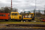 Der tschechische Schwerlastkleinwagen mit Kran MUV 75 003 (99 54 9 628 859-9 CZ-SŽCZ) der Správa železnic ist am 17.04.2023 beim Bahnhof Františkovy Lázně (Franzensbad) abgestellt. Das staatliche tschechische Eisenbahninfrastrukturunternehmen hieß bis Januar 2020 SŽDC - Správa železniční dopravní cesty (deutsch: Verwaltung der Eisenbahn-Verkehrswege) und wurde Správa železnic (SŽCZ) unbenannt.

Der SKl wurde 2018 CZ LOKO und an die Správa železnic geliefert.

Nachdem SŽDC in den vergangenen Jahren überwiegend umgebaute Fahrzeuge gekauft hatte, gab es im Dezember 2016 eine Ausschreibung für den Kauf von 50 neuen motorisierten Universal-Lastkraftwagen bekannt. Einziger Teilnehmer/Anbieter war die Firma CZ LOKO, mit der im  Juni 2017 ein Kaufvertrag unterzeichnet wurde. Der Preis für ein Fahrzeug beträgt 9.999.980 CZK (ca. 415.000 €) ohne Mehrwertsteuer. Die motorisierten Schwerlastkleinwagen tragen die neue Kennzeichnung MUV 75 und werden im CZ LOKO Werk in Jihlava hergestellt. SŽDC plant, 50 bestehende MUV 69 nach ihrer Lieferung außer Dienst zu stellen.

Der MUV 75 ist ein spezielles zweiachsiges Fahrzeug mit einer Kabine, die vorne über dem Rahmen sitzt. Hinter der Kabine befinden sich der Motorkasten, die Ladefläche und am Ende der hydraulische Kran. Angetrieben wird das Fahrzeug von einem Caterpillar Vierzylinder-Viertakt-Reihendieselmotor mit Turboaufladung und Ladeluftkühlung vom Typ CAT C 4.4 ACERT mit einer Leistung von 130 kW (derselbe kam bereits im umgebauten MUV 74 zum Einsatz), die Kraftübertragung auf beide angetriebenen Achsen erfolgt hydrostatisch (je Radsatz ein eigener Hydraulikmotor). In der klimatisierten Kabine mit abgerundeten Kanten, sind beim Fahrer 6 weitere Sitzplätze vorhanden, Die Beheizung der Kanine erfolgt durch Abwärme des Motors oder durch einen unabhängigen Dieselgenerator. Die Länge über Puffer des Skl beträgt ca. 9 m, die Ladekapazität der Ladefläche beträgt 5 t. Der hydraulische Kran ist ein Palfinger PK 9002-EH, dieser ermöglicht auch das Beladen mit einem Greifer oder ein Mähwerk/Mulcher kann angebaut werden. Die Greifer und Mähausrüstung sind im Lieferumfang enthalten. Der MUV 75 kann bis zu drei Anhänger mit einem Gesamtgewicht von 45 t ziehen. Im Arbeitsmodus ist eine Fahrgeschwindigkeit von 2 – 10 km/h mit stufenloser Regelung möglich.

TECHNISCHE DATEN:
Hersteller: CZ LOKO
Baujahr: ab 2017
Spurweite: 1.435 mm (Normalspur)
Achsformel:  Bo
Länge über Puffer: 8.970 mm
Achsabstand: 5.200 mm
Breite: 3120 mm
Höhe: 3.800 mm
Eigengewicht: 14.700 kg
Nutzlast: 5.000 kg
Zur Mitfahrt zugel. Personen: 6
Dieselmotor: wassergekühlter Caterpillar Vierzylinder-Viertakt- Reihenmotor mit Direkteinspritzung, Turboaufladung und Ladeluftkühler (TTA) vom Typ CAT C 4.4 ACERT
Motorleistung: 130 kW
Max. Drehmoment: 750 Nm bei 1400/min
Nenndrehzahl: 2.200 U/min
Motorhubraum: 4,4 Liter (Bohrung 105 mm / Hub 127 mm)
Motorgewicht (trocken): 420 kg
Höchstgeschwindigkeit: 75 km/h
Leistungsübertragung: Hydrodynamisch
Kraftstofftank Volumen: 300 l
Kleister befahrbarer Gleisbogen: R 90 m
Kran: Palfinger PK 9002-EH
