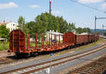 Drehgestell-Flachwagen mit Rungen der Gattung Roos 207.3, 31 54 3525 034-7 CZ-ČDC, der ČD Cargo abgestellt am 01.07.2017 beim Bahnhof Mari�nsk� L�zně (deutsch Marienbad).
