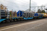 4-achsiger Drehgestell-Containertragwagen mit Rungenaufsätzen 31 54 4564 365-5 CZ-ČDC, der Gattung Sgns 539.8, der tschechischen ČD Cargo, a.s, am 07.12.2022 im Zugverband, beladen mit
