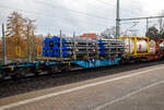 4-achsiger Drehgestell-Containertragwagen mit Rungenaufsätzen 31 54 4564 142-8 CZ-ČDC, der Gattung Sgns 539.8, der tschechischen ČD Cargo, a.s, am 07.12.2022 im Zugverband, beladen mit