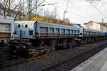 Zweiseitenkippwagen (vierachsiger einmuldiger-Drehgestell-Schüttgutkippwagen mit pneumatischer Betätigung), 33 54 9300 227-3 CZ-AXBSK, der Gattung Uas, der slowakischen Vermietungsfirma AXbenet, s.r.o. (Trnava), eingestellt in Tschechien, am 04 November 2025 eingereiht im Zugverband bei einer Zugdurchfahrt im Bahnhof Kirchen/Sieg.In Deutschland werden die Wagen teilweise auch unter Gattung Fas geführt, dann haben sie die Gattungszahl 673x.

Die Einleitung des Kippvorgangs erfolgt durch eine Betätigungseinrichtung, jeweils von der der Kipprichtung gegenüberliegenden Seite. Die Seitenklappe dient beim Kippvorgang als Verlängerungsrutsche. 

Der Fahrzeugrahmen setzt sich zusammen aus einem kastenförmigen Langträger und zwei Kopfstücken sowie insgesamt vier angeflanschten Trägern für die Abstützung der Drehgestelle. Die Kopfstücke haben feste Zuganschläge für die Aufnahme der Zugeinrichtung. Der Kasten besteht aus Stirnwänden, Seitenklappen, Kipplagerverriegelung, Bordwänden und dem Gestänge für die Bordwandöffnung und der pneumatischen Kippeinrichtung. An der Unterseite des Kastens befinden sich Lagerstellen, welche die Verbindung mit dem Fahrzeugrahmen herstellen.

Der Hebelmechanismus zum automatischen Öffnen und Schließen der Bordwände während des Kippvorganges befindet sich in den beiden Stirnwänden des Kastens. Zur Entladung ist der Wagen mit 4 Kippluftbehältern mit je 150 l (5 bar) ausgerüstet, die während der Zugfahrten aus der Hauptluftbehälterleitung aufgefüllt werden müssen. 

TECHNISCHE DATEN:
Spurweite: 1.435 mm (Normalspur)
Anzahl der Achsen: 4 in 2 Drehgestellen
Länge über Puffer: 12.540 mm
Höhe: 3.205 mm (In Kippstellung 4.250 mm)
Breite: 3.080 mm
Drehzapfenabstand: 7.500 mm
Drehgestelltyp: Y 25 Cs
Achsabstand im Drehgestell: 1.800 mm
Laufraddurchmesser: 920 mm (neu)
Eigengewicht: 26.400 kg
Ladefläche: 26 m²
Ladevolumen: 31 m³
Max. Geschwindigkeit: 100 km/h
Max. Ladegewicht: 53,6 t ab Streckenklasse C
Kleinster bef. Gleisbogenradius: 75 m
Bremse: KE-GP (LL)
Bremssohle: IB 116 (Jurid 847)
Handbremse: Ja, auf der Bremserbühne
Höhe der Unterseite der Ausladeklappe über SO: 300 mm
Intern. Verwendungsfähigkeit: RIV

Quellen: AXbent, SPITZKE und Anschriften
Stand: September 2025
