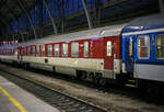 Der 2. Klasse Großraum-Schnellzugwagen (Eurofima-Wagen) SK – ZSSK 61 56 22-70 028-9 der Gattung Bmpz, der ZSSK - Žeľezničná spoločnosť Slovensko, a.s. (deutsch Eisenbahngesellschaft Slowakei AG), eingereiht als Wagen 368 in den EC 281(Metropolitan) Praha hl.n  (Prag) - Brno hl.n. (Brünn) - Bratislava hl.st. - Budapest-Nyugati, am 22.11.2022 beim Verlassen vom Prager Hauptbahnhof (Praha hlavní nádraží).

TECHNISCHE DATEN:
Spurweite: 1.435 mm
Anzahl der Achsen: 4 in 2 Drehgestellen
Länge über Puffer: 26.400 mm
Drehzapfenabstand: 19.000 mm
Achsabstand im Drehgestell: 2.500 mm
Eigengewicht: 49 t
Höchstgeschwindigkeit: 160km/h
Sitzplätze: 84 (in der 2. Klasse)
Toiletten: 1
Bremse: KE-PR-Mg
